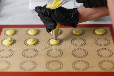 Makaron yapıyorum. Şırıngadaki hamuru fırın tepsisine sıkıştırdım..