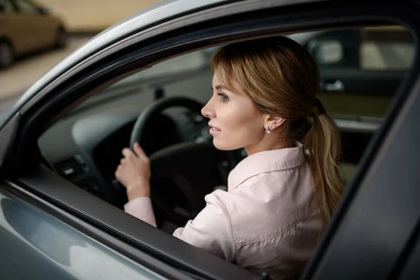 Motorista feminina feliz dirigindo um carro novo.Novo motorista na cidade — Fotografia de Stock