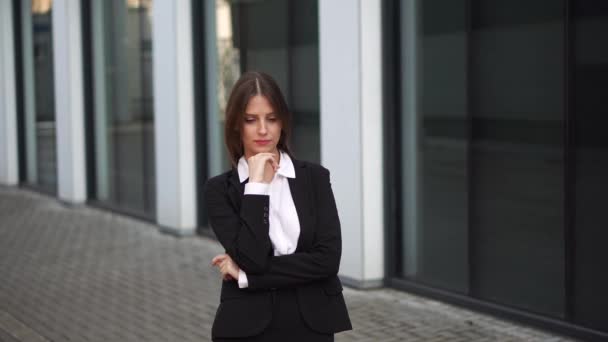 La donna d'affari poggiò la testa sulla mano. Facepalm. — Video Stock