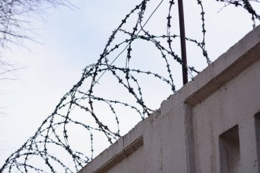 Dikenli telli beton duvar. Cezaevlerinin korunması