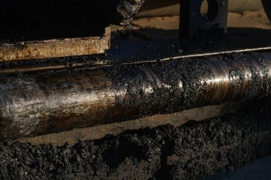 Kirli metal vida şaft asfalt beton makine. Asfalt döşeme..