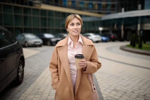 Portret pięknej bizneswoman z kawą w pobliżu centrum biznesowego — Zdjęcie stockowe