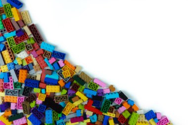 Renkli çocuklar plastik bina tuğlaları etrafa saçılmış. Boşluğu kopyala