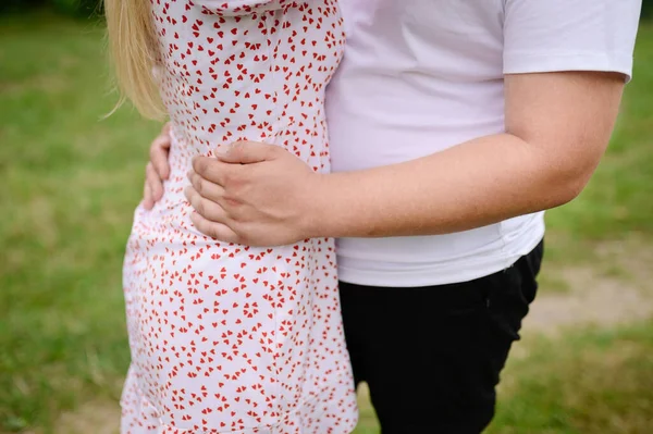 Una coppia innamorata. Un uomo mette il braccio intorno alla vita di una donna. Primo piano. Senza volto — Foto Stock