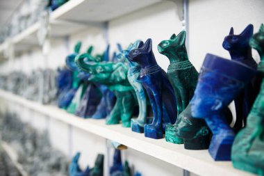 Dekoratörün rafındaki figürler. İç mekan için dekoratif eşyalar.