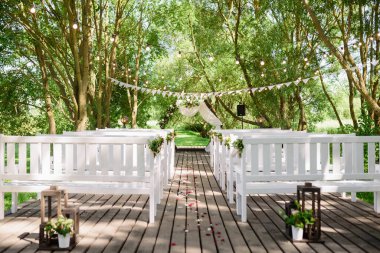 Düğün için güzel alan çiçekler ve kumaşlarla süslenmiş.