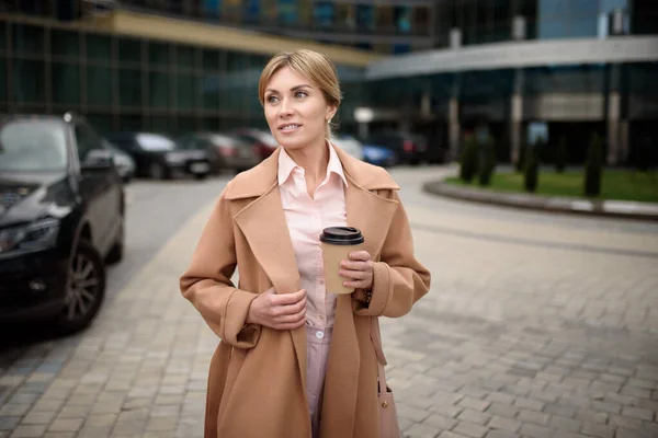 Portret pięknej bizneswoman z kawą w pobliżu centrum biznesowego — Zdjęcie stockowe