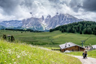 Dolomitlerin içinde bir bebekle yürüyüşe çıkmak.