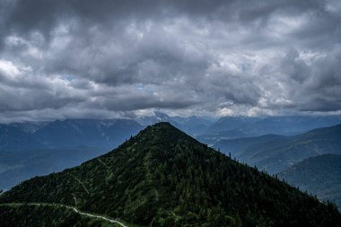 Bavyera 'daki Herzogstand Dağı' nın manzarası