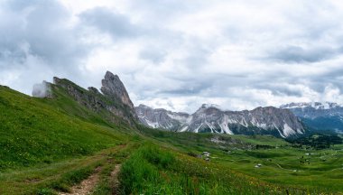 İtalyan dolomitlerinde çakıllı bir yol
