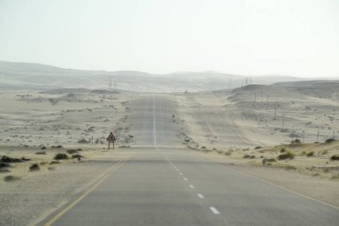 Namibya 'da bir kum fırtınası caddeyi kaplıyor