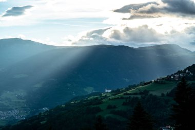 Gün batımından önceki son güneş ışınları Güzel dolomitlerde