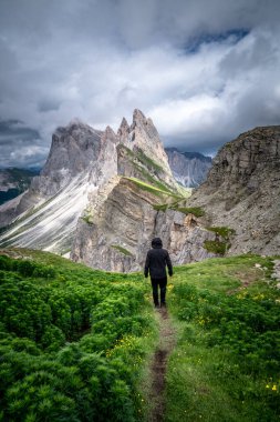 Ünlü Seceda dağ manzarası yürüyüşü.