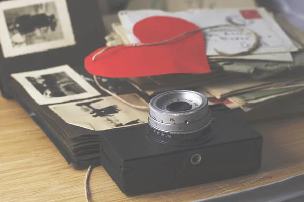 老相机相册和背景上的旧信件 — 图库照片