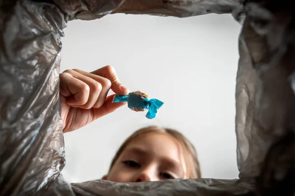 Flickan Kastar Sött Godis Soporna Nekad Sötsaker — Stockfoto