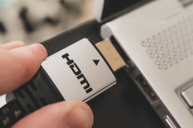 HDMI 2.0. HDMI 3.0. 2.0a. Adam elinde HDmi fişi tutuyor. Multimedya verilerinin bir monitöre ya da TV monitörüne yüksek hızda aktarılması. Kablo için yüksek teknoloji ürünü. Ultra HD 4K.