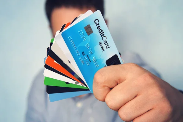 Jovem Camisa Azul Claro Mostrando Muitos Tipos Cartões Crédito Empresário — Fotografia de Stock