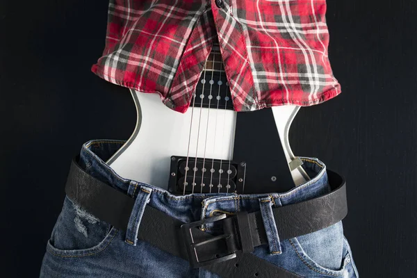 Elektro gitarda insan kıyafetlerinin kapağı. İnsan kıyafetleri giymiş beyaz elektro gitar.. — Stok fotoğraf