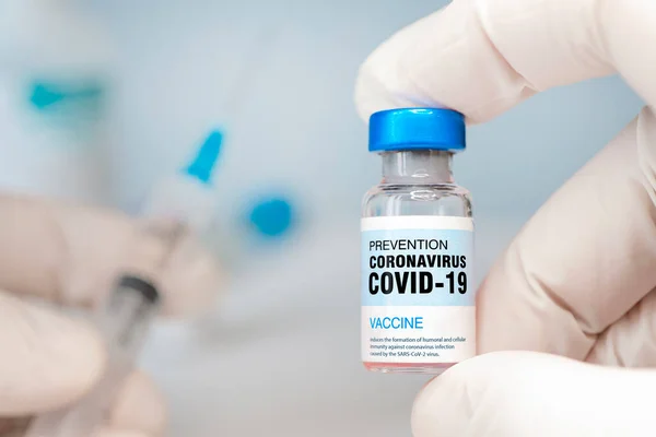 Doctor Hand In Gloves Holding Coronavirus Vaccine. Protección de la población contra la infección por coronavirus. Desarrollo de una nueva vacuna contra el virus corona sars-cov-2 — Foto de Stock