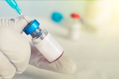 Şırınga ve enjeksiyon tüpü kapanışı kızamık, koronavirüs, kovid 19 aşı hastalığı insan, çocuk, yetişkin, hamile kadın klinik deneyleri için hazırlanıyor. Aşı aşısı. tıp ve uyuşturucu kavramı.