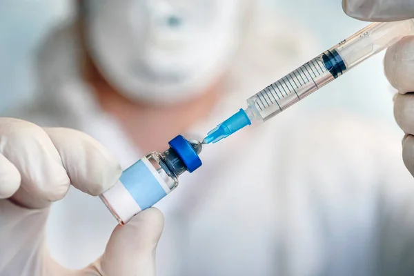 Een Fles Vaccin Close Hand Van Een Arts Met Witte — Stockfoto