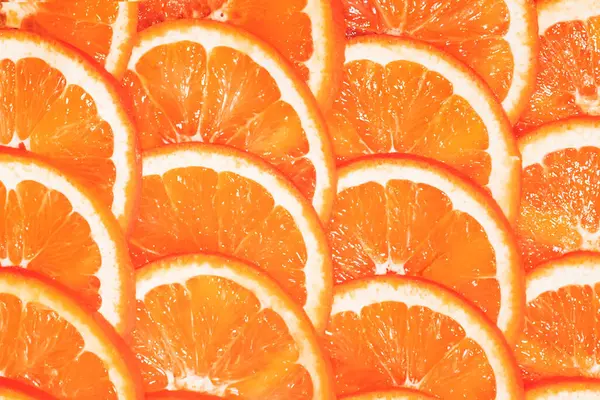 Toranja cortada em fatias. Toranjas frescas na mesa de madeira — Fotografia de Stock