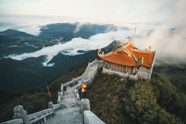 Fansipan 'ın tepesindeki tapınaklar, Hindiçin' in çatısı, Sapa kasabası, Kuzey Vietnam