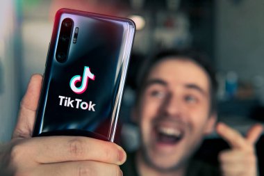 Barnaul. - Rusya. 9 Şubat 2021: Genç bir adam TIK TOK 'ta gençler için sosyal bir ağ olan kısa bir video çekiyor