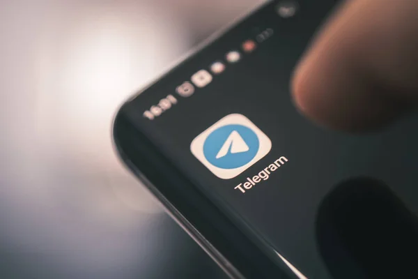 Barnaul. - Rusya. 9 Şubat 2021: Akıllı telefon ekranında Telegram uygulama simgesi. Kopyalama alanı olan Telegram uygulama simgesi