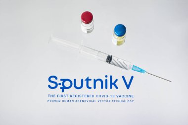 Koronovirüs enfeksiyonundan elde edilen Sputnik V aşısı covid-19 ve beyaz arka planda bir şırınga. 18 Ocak 2021, Barnaul, Rusya.