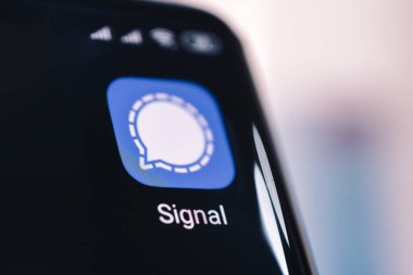 17 Şubat 2021, Barnaul, Rusya: Akıllı telefonunuzdaki sinyal uygulama simgesi. Yeni bir özel ulağa sinyal gönder.