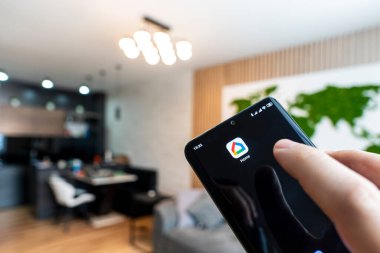 17 Şubat 2021, Barnaul, Rusya: Google ev akıllı ışık kontrolü ve akıllı telefonunuzdaki uygulama aracılığıyla ısınma.
