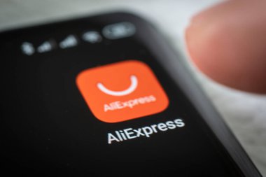 21 Şubat 2021, Barnaul, Rusya: İnternet üzerinden çeşitli ürünler almak için akıllı telefonunuzda aliexpress uygulaması