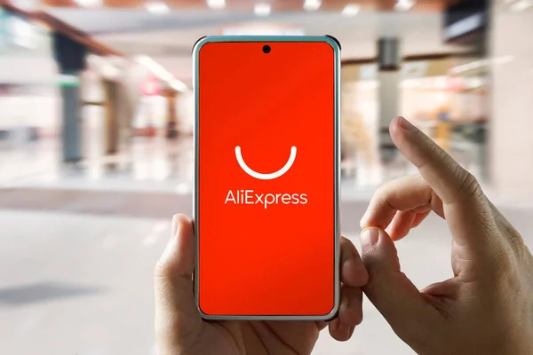 2021年2月21日 ロシアのバーナウル スマートフォンの画面上でアプリケーションアイコンを表現 アプリアイコンを表示します Aliexpress Comは人気のある電子商取引アプリケーション — ストック写真