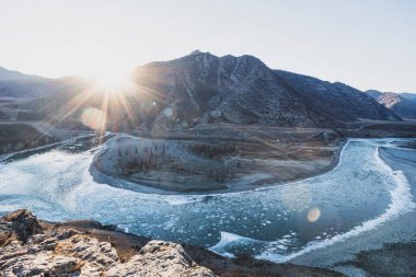 İki nehrin birleştiği yer - Chuya ve Katun, Altai Cumhuriyeti, Rusya. Gündoğumu, günbatımı,