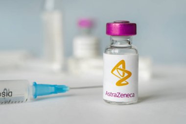 Astrrazeneca şirketinin logosu cam bir şişenin üzerinde enjeksiyonlar için sıvı var. 27 Şubat 2021, Barnaul, Rusya.
