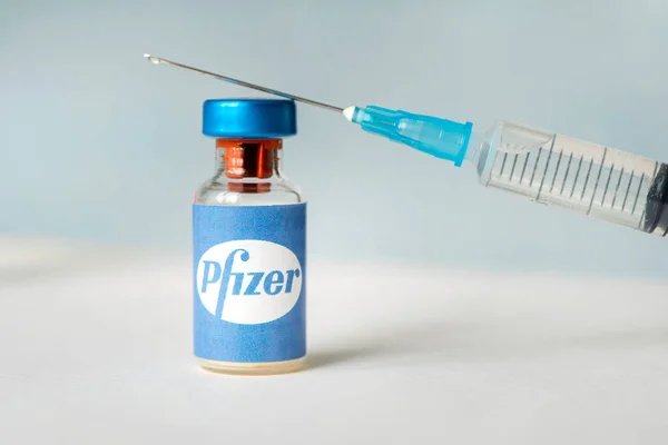 Botella Vidrio Con Logo Pfizer Empresa Farmacéutica Multinacional Estadounidense Enero — Foto de Stock