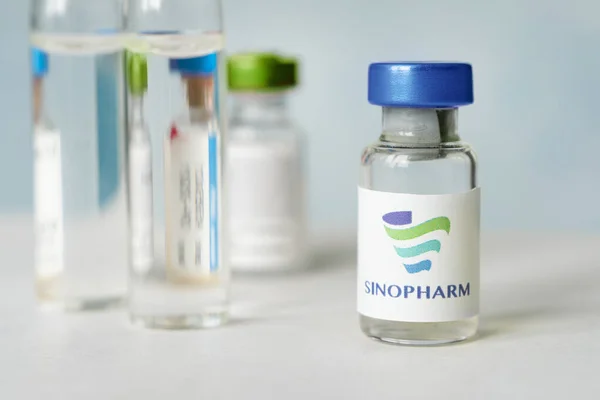 Скляна Пляшка Логотипом Sinopharm Китайська Фармацевтична Компанія Січня 2021 Року — стокове фото