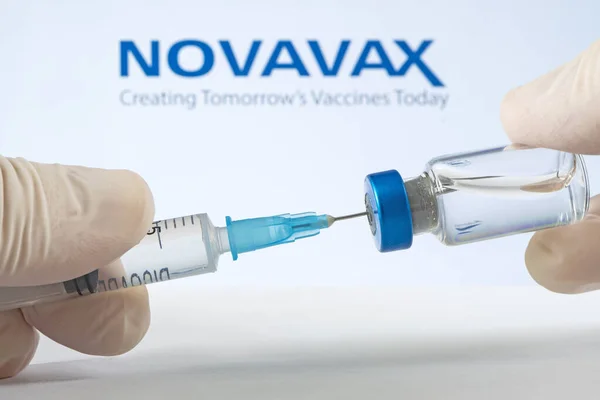 Vakcinační Stříkačka Skleněná Ampulka Čirou Tekutinou Modrém Pozadí Logem Farmaceutické — Stock fotografie