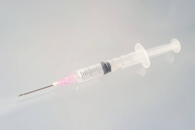 Masada pembe iğne ve şırınga var. kopyalama alanı. Tıbbi konsept.