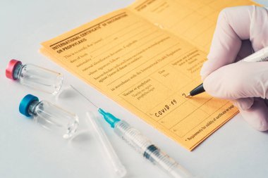 Aşı sertifikası ve aşı, hastalıklara karşı aşılanmış. Doktor 