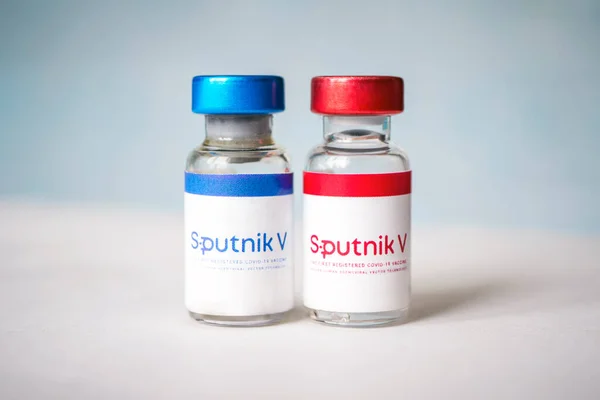Koronovirüs Enfeksiyonundan Kaynaklanan Sputnik Aşısı Masanın Üzerinde Mavi Bir Zemin — Stok fotoğraf