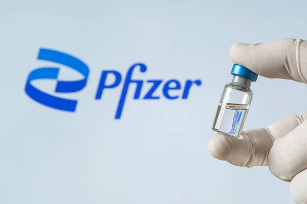 Botella Vidrio Logo Pfizer Empresa Farmacéutica Multinacional Estadounidense Enero 2021 — Foto de Stock