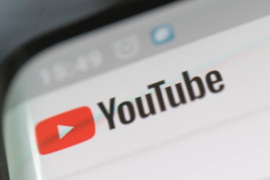 Youtube 'un logosu. Akıllı telefondan video izlemek için popüler bir uygulama. Barnaul. - Rusya. 4 Şubat 2021