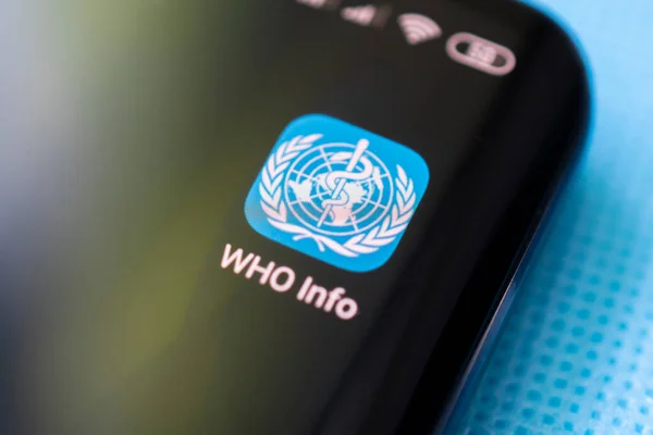 Die App Der Weltgesundheitsorganisation Für Informationen Auf Einem Schwarzen Smartphone — Stockfoto