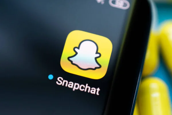 Snapchat App Auf Einem Schwarzen Android Smartphone Bildschirm April 2021 — Stockfoto