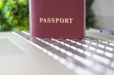 Pasaport klavyede. İnternet sitesine kaydolurken çevrimiçi kimlik konsepti. Pasaportla internet. Uçak biletleri. Otel rezervasyonu. Uçuş için çevrimiçi check-in