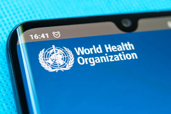 Die App der Weltgesundheitsorganisation für Informationen auf einem schwarzen Smartphone-Bildschirm. — Stockfoto