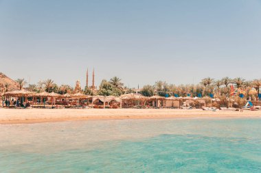 Kumsal manzarası ve yükseklikten eski şehir manzarası. Şer Şehrindeki El-Şehadet Camii.