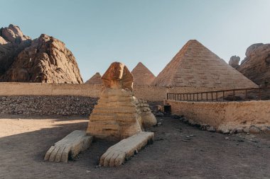 Sharm el Sheikh yakınlarındaki Bedevi köyündeki ana antik Mısır cazibesinin kopyaları. Mısır
